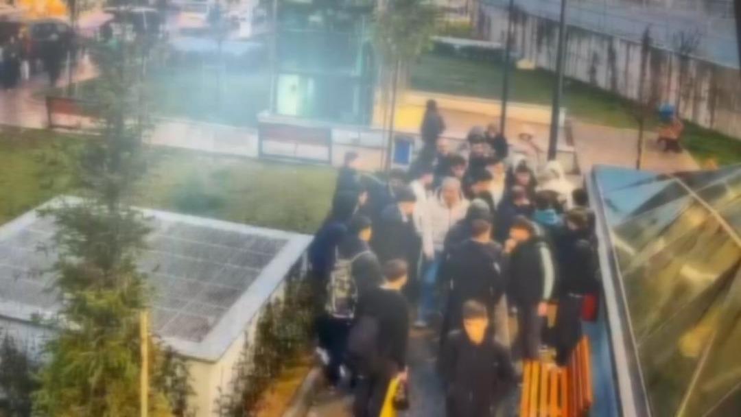 Bağcılar da bıçaklanan gencin ailesini tehditleri ettiği öne sürülen 3 şahıs tutuklandı 1