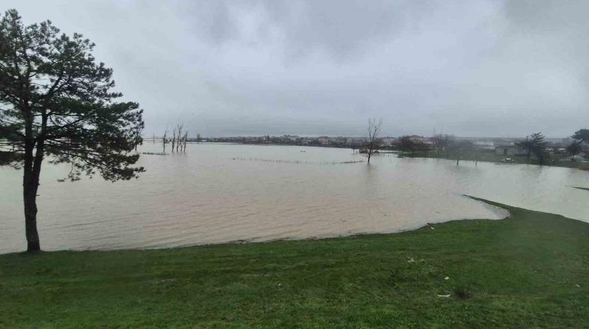 Meri&ccedil; Nehri&rsquo;nden taşan sular yaşam alanlarına kadar ulaştı