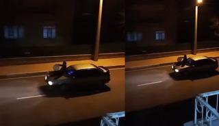 Aracın &uuml;zerine &ccedil;ıkan davulcu mahalleliyi sahura b&ouml;yle uyandırdı