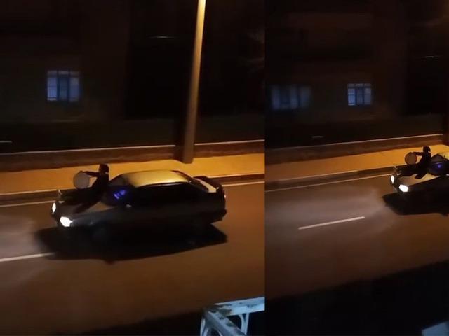 Aracın &uuml;zerine &ccedil;ıkan davulcu mahalleliyi sahura b&ouml;yle uyandırdı