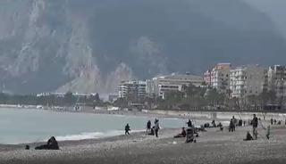 Konyaaltı Sahili'nde leylek s&uuml;rprizi