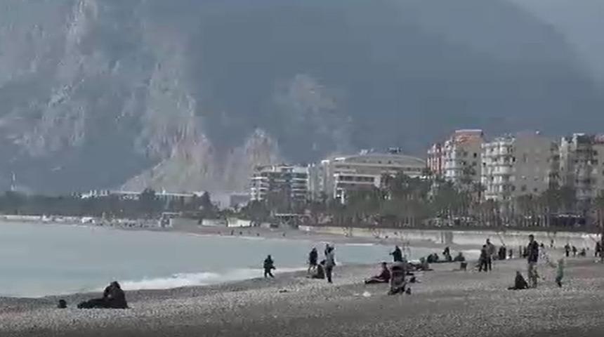 Konyaaltı Sahili'nde leylek s&uuml;rprizi