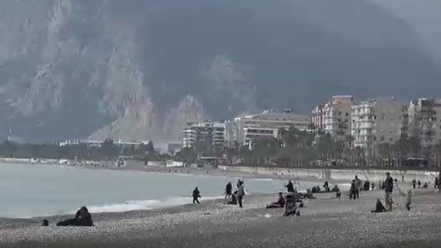 Konyaaltı Sahili'nde leylek sürprizi