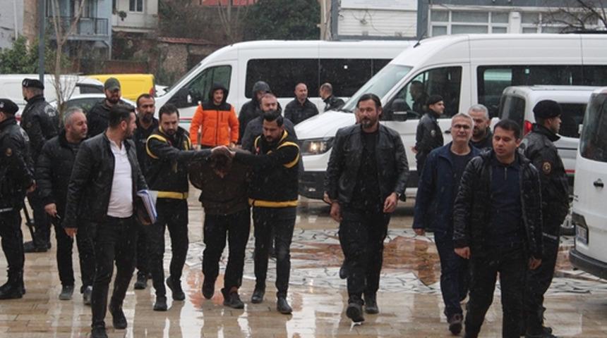 Aydın'da evlerinde &ouml;l&uuml; bulunan &ccedil;iftin cinayet ş&uuml;phelisi hurdacı adliyede