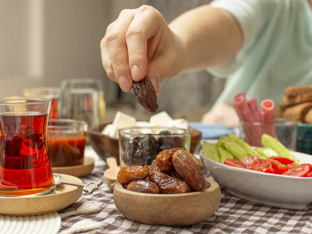 İftarı ballı ve limonlu suyla a&ccedil;ın! Kan şekerini dengeliyor
