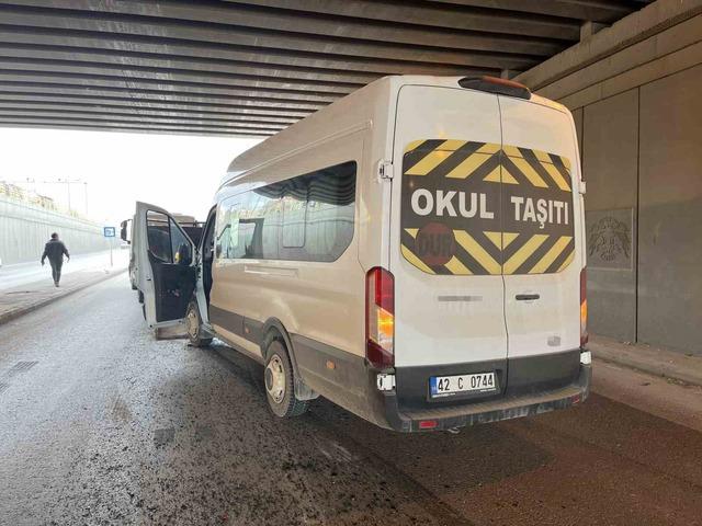 Otomobil ile servis aracı &ccedil;arpıştı: 5 yaralı 2