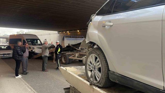 Otomobil ile servis aracı &ccedil;arpıştı: 5 yaralı 1