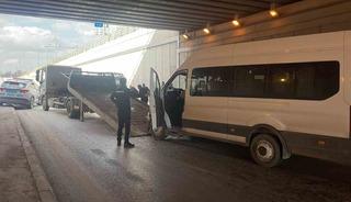 Otomobil ile servis aracı &ccedil;arpıştı: 5 yaralı