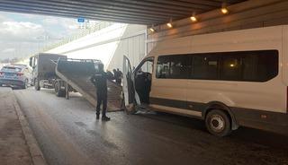 Otomobil ile servis aracı &ccedil;arpıştı: 5 yaralı