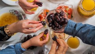 Bağışıklığı g&uuml;&ccedil;lendiren doğru iftar beslenmesini a&ccedil;ıkladı