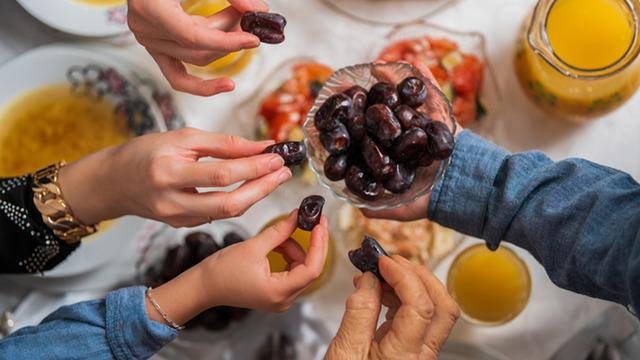 Bağışıklığı g&uuml;&ccedil;lendiren doğru iftar beslenmesini a&ccedil;ıkladı