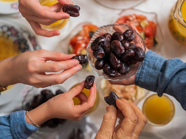 Bağışıklığı g&uuml;&ccedil;lendiren doğru iftar beslenmesini a&ccedil;ıkladı