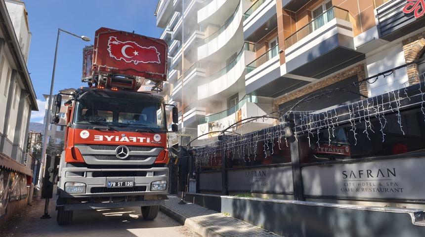 Karab&uuml;k'te otelde &ccedil;ıkan yangın s&ouml;nd&uuml;r&uuml;ld&uuml;