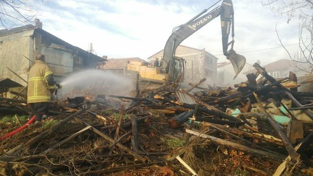 Isparta&rsquo;da kerpi&ccedil; ev yangında kullanılamaz hale geldi 1