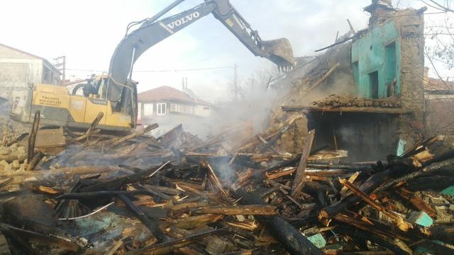 Isparta’da kerpiç ev yangında kullanılamaz hale geldi