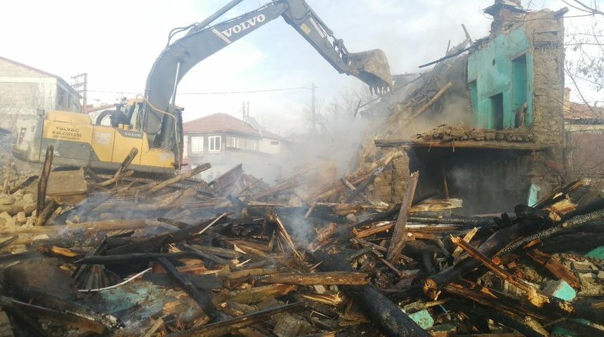 Isparta&rsquo;da kerpi&ccedil; ev yangında kullanılamaz hale geldi