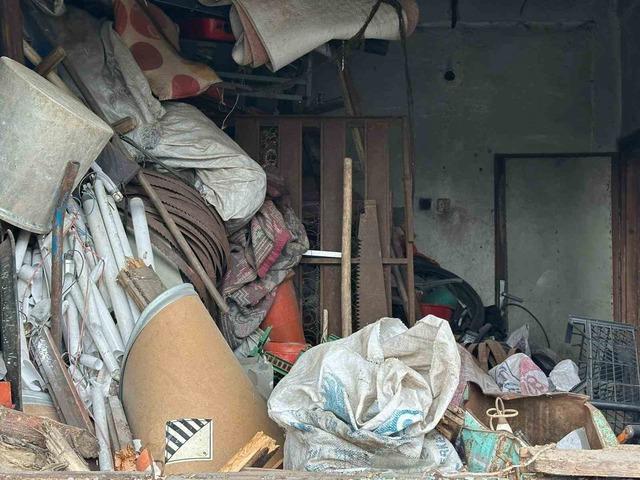 Evinden 20 kamyon &ccedil;&ouml;p &ccedil;ıkarılan yaşlı adam son yolculuğuna uğurlandı 2