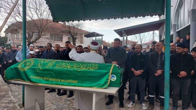 Evinden 20 kamyon &ccedil;&ouml;p &ccedil;ıkarılan yaşlı adam son yolculuğuna uğurlandı 1