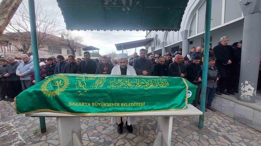 Evinden 20 kamyon &ccedil;&ouml;p &ccedil;ıkarılan yaşlı adam son yolculuğuna uğurlandı