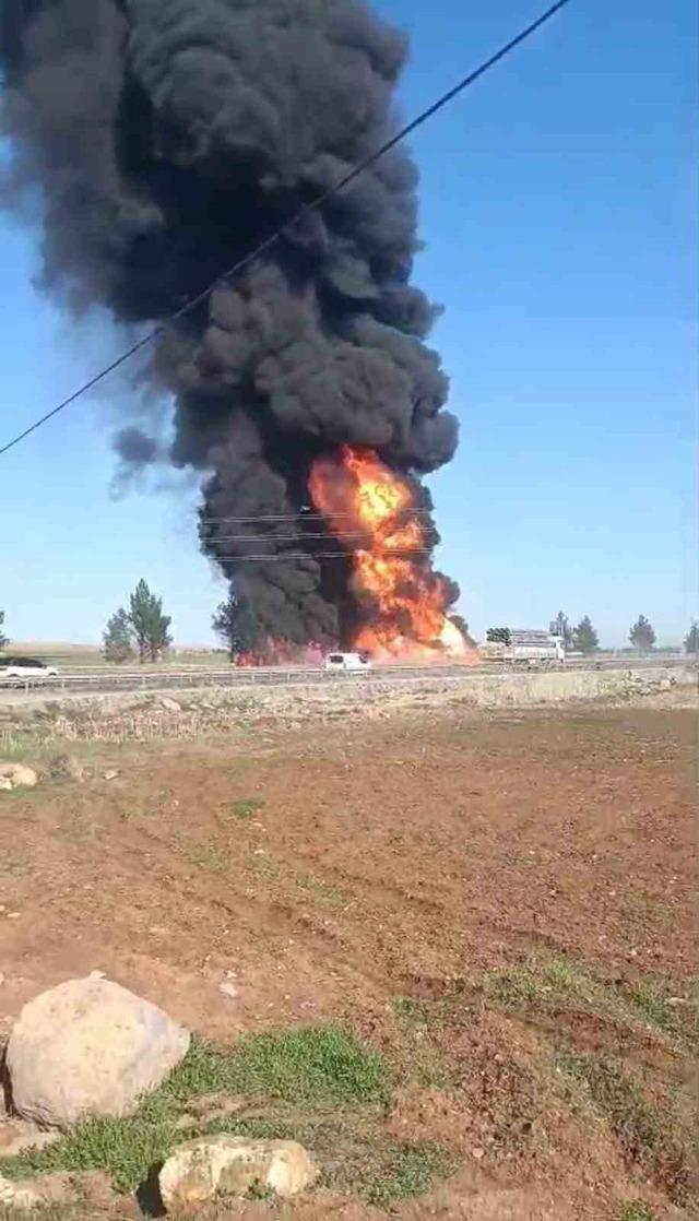 Şanlıurfa’da devrilen yakıt yüklü tır alev topuna döndü: 1 yaralı 3