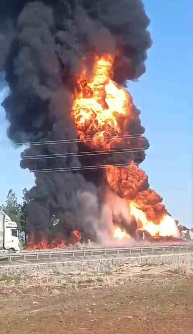 Şanlıurfa’da devrilen yakıt yüklü tır alev topuna döndü: 1 yaralı 4