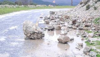 Yağış sonrası topraktan kaydı, kayalar yolu kapattı