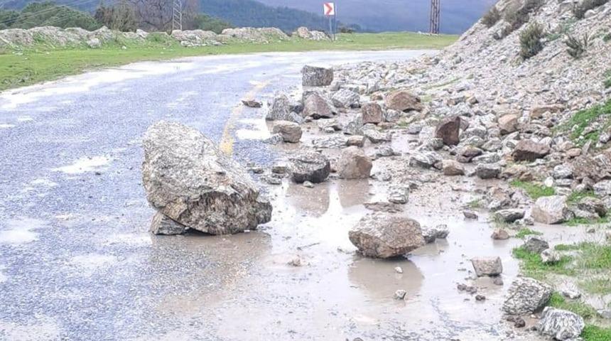 Yağış sonrası topraktan kaydı, kayalar yolu kapattı