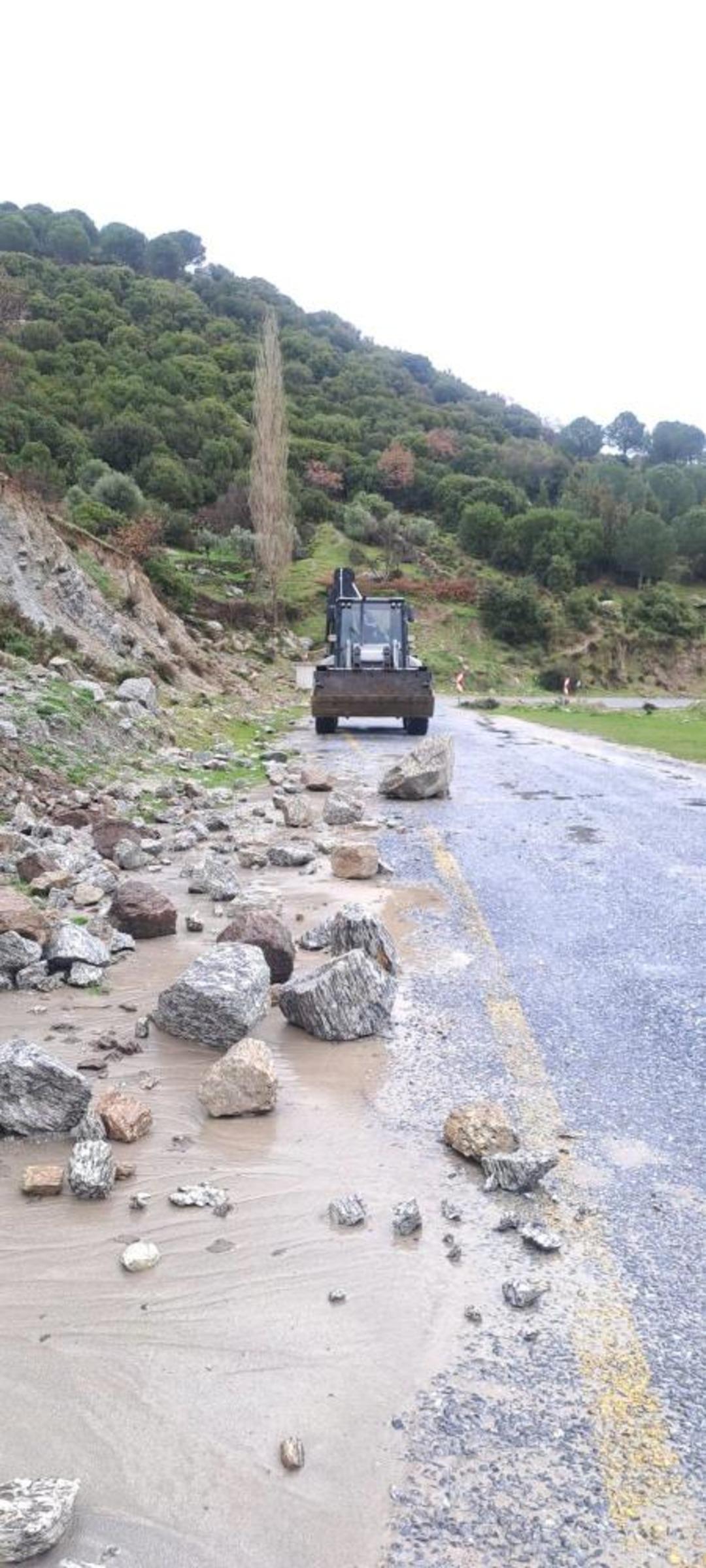 Yağış sonrası topraktan kaydı, kayalar yolu kapattı 1
