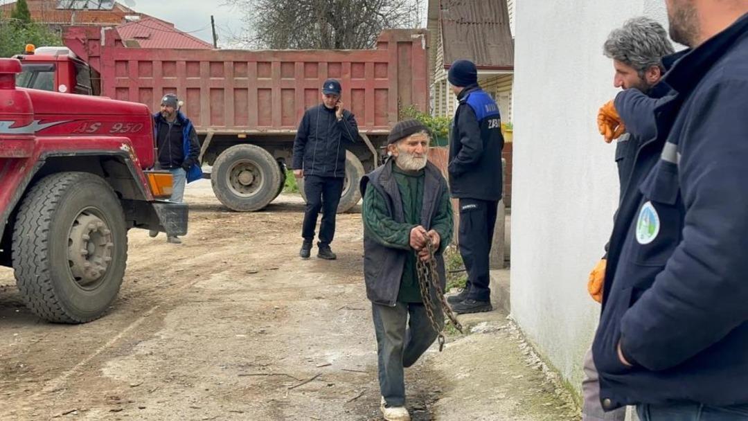 Evinden 20 kamyon &ccedil;&ouml;p &ccedil;ıkarılan yaşlı adam son yolculuğuna uğurlandı 1