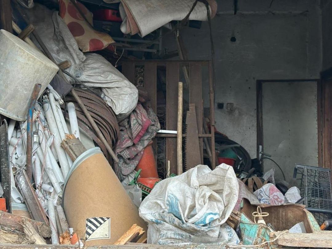 Evinden 20 kamyon &ccedil;&ouml;p &ccedil;ıkarılan yaşlı adam son yolculuğuna uğurlandı 2