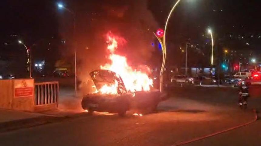 Yozgat&rsquo;ta otomobil alev alev yandı: Korku dolu anlar kameraya yansıdı