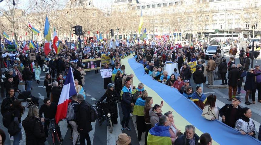 Fransa'nın başkenti Paris&rsquo;te Ukrayna&rsquo;ya destek y&uuml;r&uuml;y&uuml;ş&uuml;