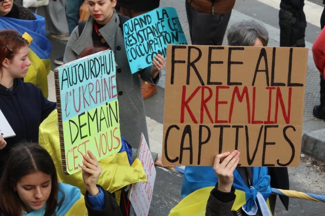 Fransa nın başkenti Paris&rsquo;te Ukrayna&rsquo;ya destek y&uuml;r&uuml;y&uuml;ş&uuml; 1