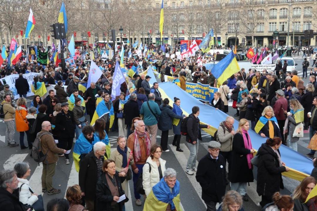 Fransa nın başkenti Paris&rsquo;te Ukrayna&rsquo;ya destek y&uuml;r&uuml;y&uuml;ş&uuml; 2