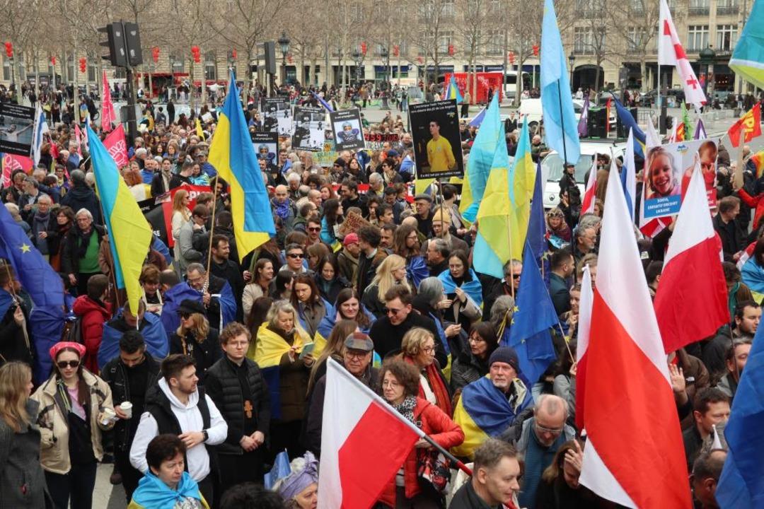 Fransa nın başkenti Paris&rsquo;te Ukrayna&rsquo;ya destek y&uuml;r&uuml;y&uuml;ş&uuml; 3