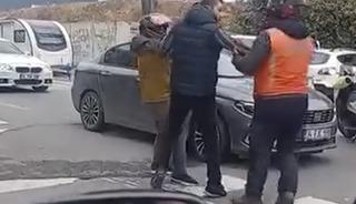 İstanbul'da yol verme tartışması! Silah &ccedil;ekti