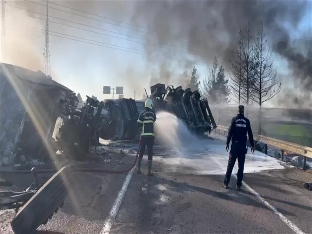 Şanlıurfa da devrilen yakıt yüklü TIR yandı; 1 yaralı 4