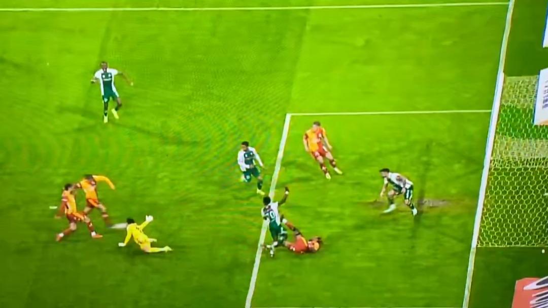 Konyaspor a karşı Galatasaray ın gol&uuml; VAR dan d&ouml;nd&uuml;! Ma&ccedil; sırasında isyan etti 1