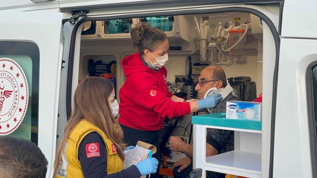 Otomobil ticari taksiye &ccedil;arptı, 3 kişi yaralandı 1