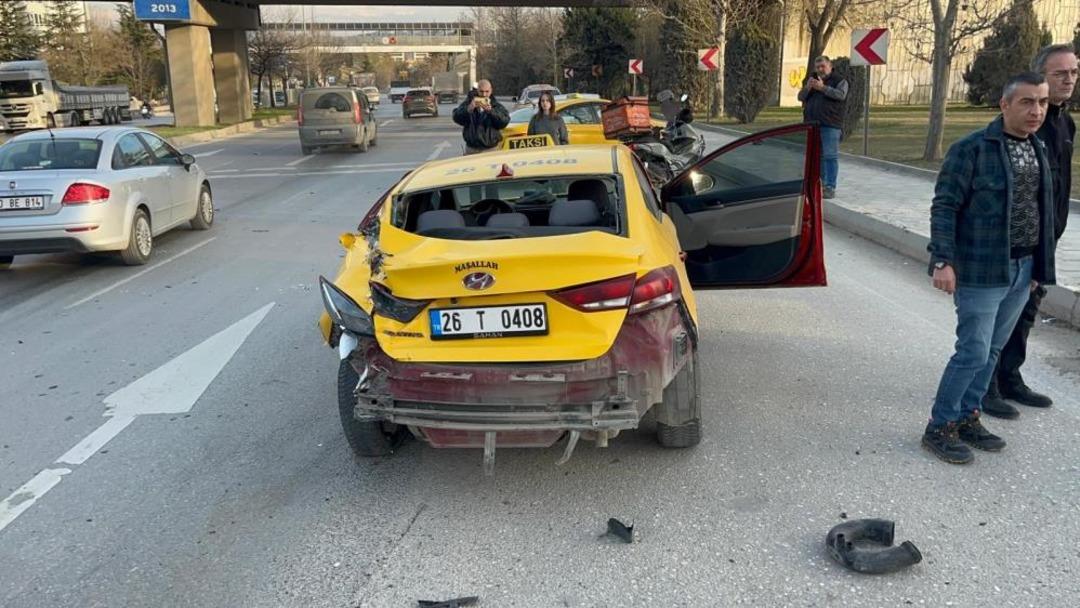Otomobil ticari taksiye &ccedil;arptı, 3 kişi yaralandı 2