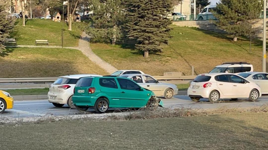 Otomobil ticari taksiye &ccedil;arptı, 3 kişi yaralandı 3