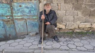 Metruk evde yalnız yaşayan yaşlı adam yaşam mücadelesi veriyor