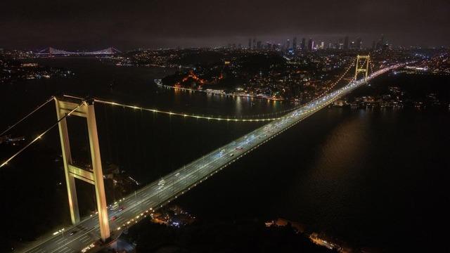 Fatih Sultan Mehmet Köprüsü kanser hastası çocuklar için sarıya büründü