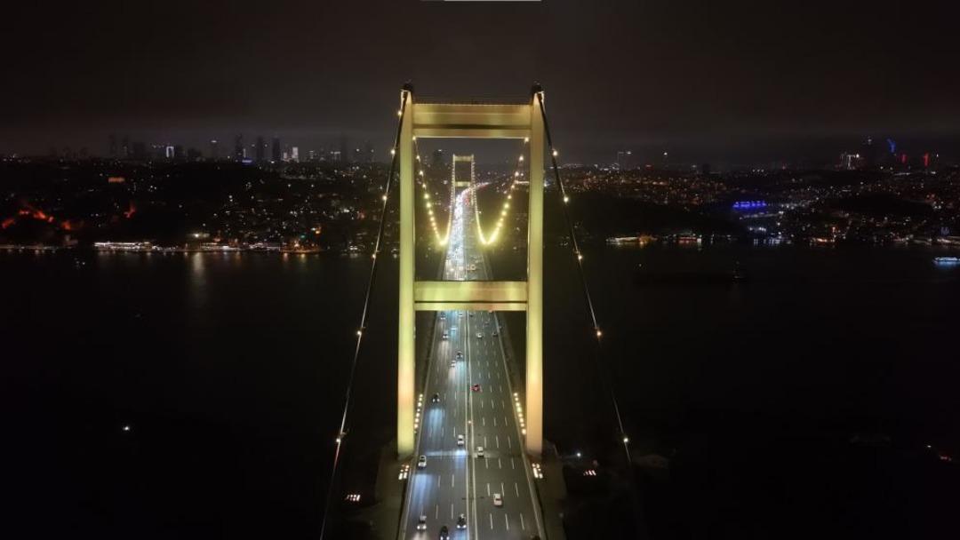 Fatih Sultan Mehmet K&ouml;pr&uuml;s&uuml; kanser hastası &ccedil;ocuklar i&ccedil;in sarıya b&uuml;r&uuml;nd&uuml; 1