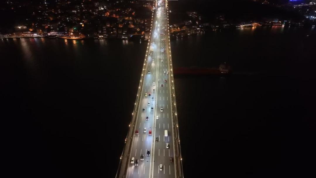 Fatih Sultan Mehmet K&ouml;pr&uuml;s&uuml; kanser hastası &ccedil;ocuklar i&ccedil;in sarıya b&uuml;r&uuml;nd&uuml; 2