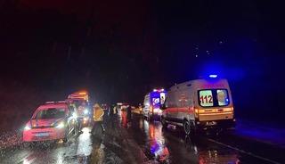 İş&ccedil;i servisi şarampole devrildi: 17 yaralı