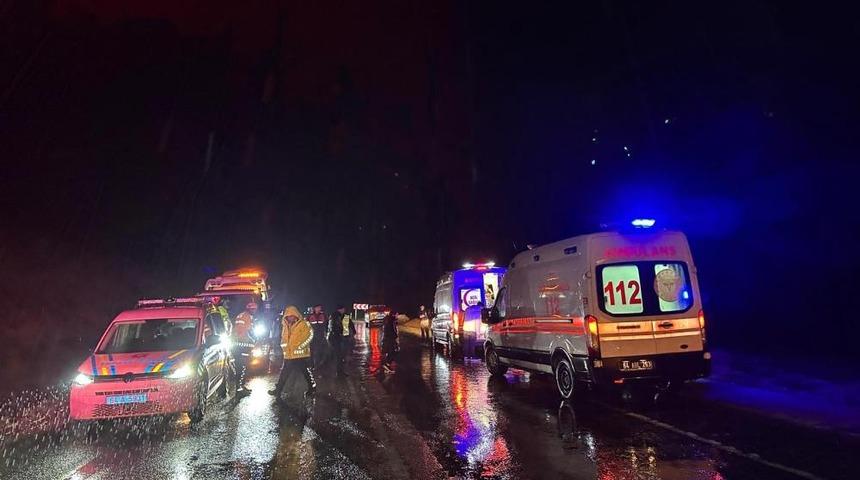 Uşak'ta iş&ccedil;i servisi şarampole devrildi: 17 yaralı