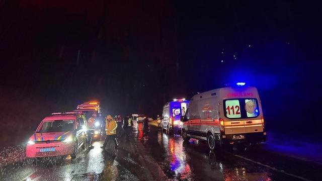 Uşak'ta işçi servisi şarampole devrildi: 17 yaralı