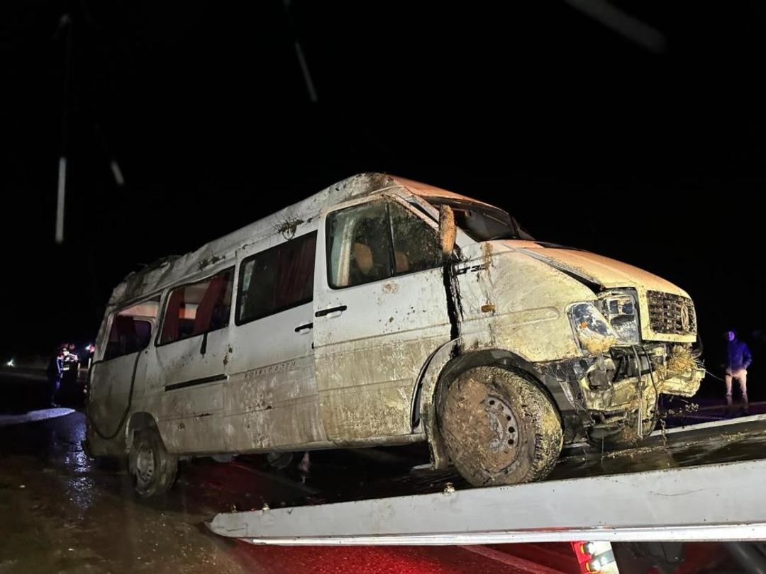 Uşak ta işçi servisi şarampole devrildi: 17 yaralı 1