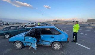 Karaman&rsquo;da iki otomobil &ccedil;arpıştı: 2 yaralı